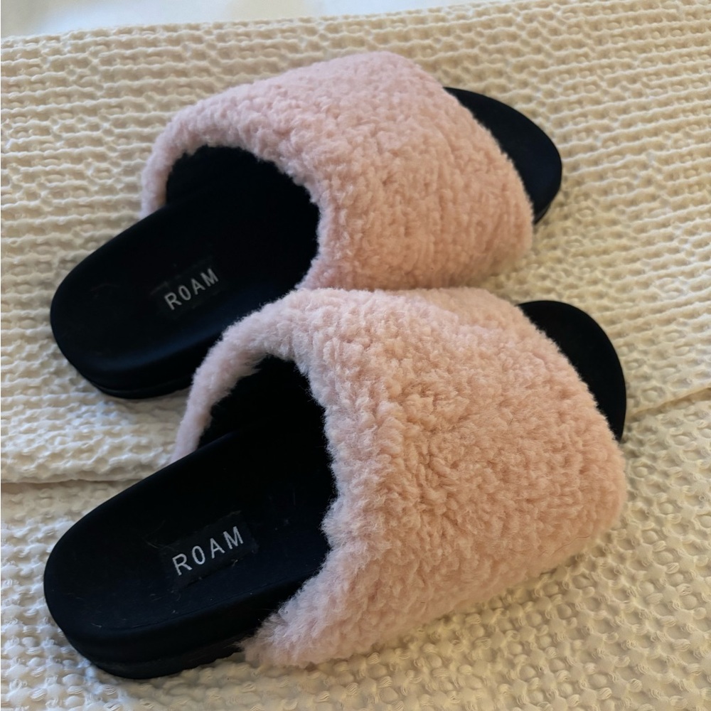 Roam Slippers size 10